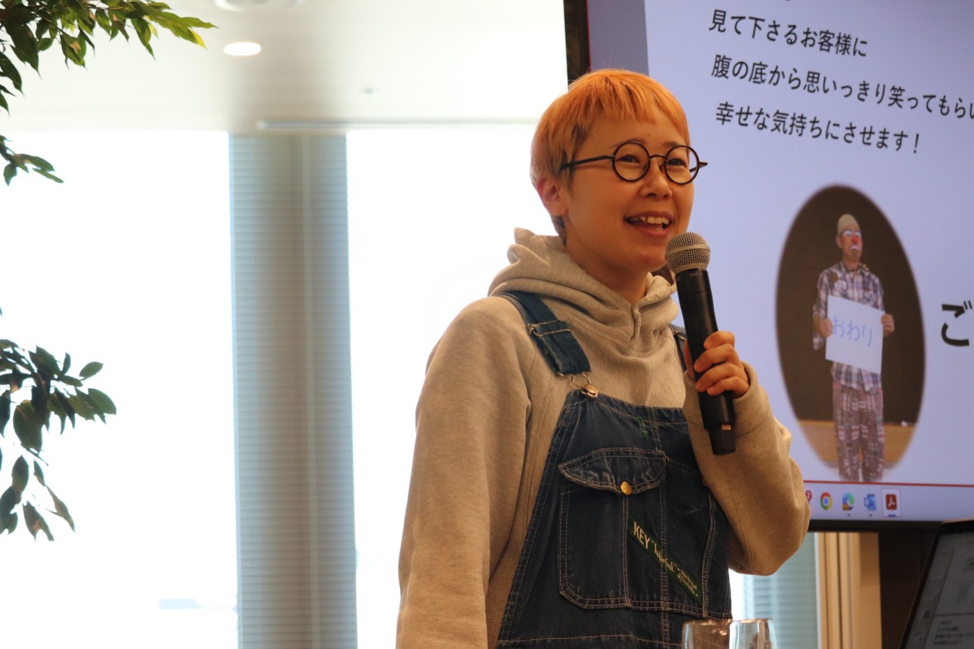 場に立ち、マイクを手に集いを進行するコミュニティビルダー