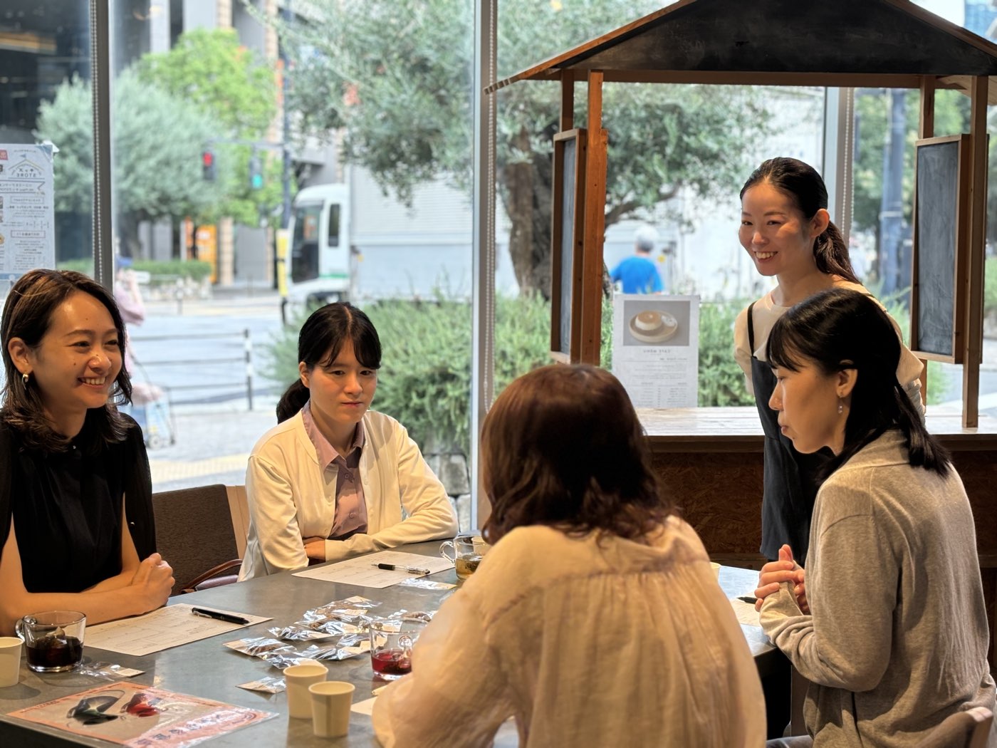 共通のテーマでテーブルを囲むミートアップ